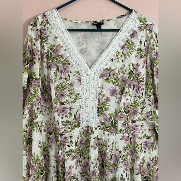 Torrid V-neck top size 4 Plus Women’s in floral design - Picture 2 of 7
